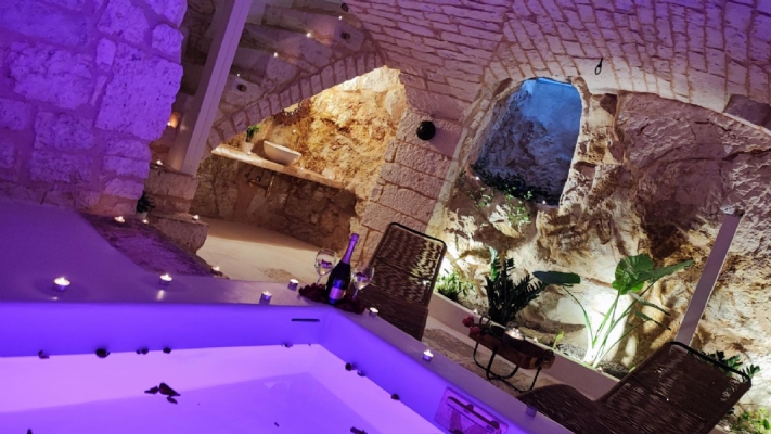 (Cod. Immobile: 122923208) Tre Appartamenti Ristrutturati con piscina idromassaggio e terrazza - Tipologia: Casa a Ostuni (Brindisi) Puglia