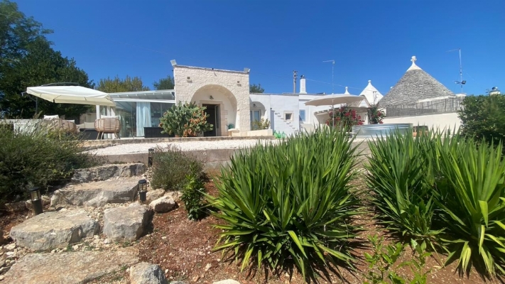(Cod. Immobile: 123034905) Rustico antico con trullo e piscina ristrutturato e terreno - Tipologia: Casolare/Lamia a Ostuni (Brindisi) Puglia